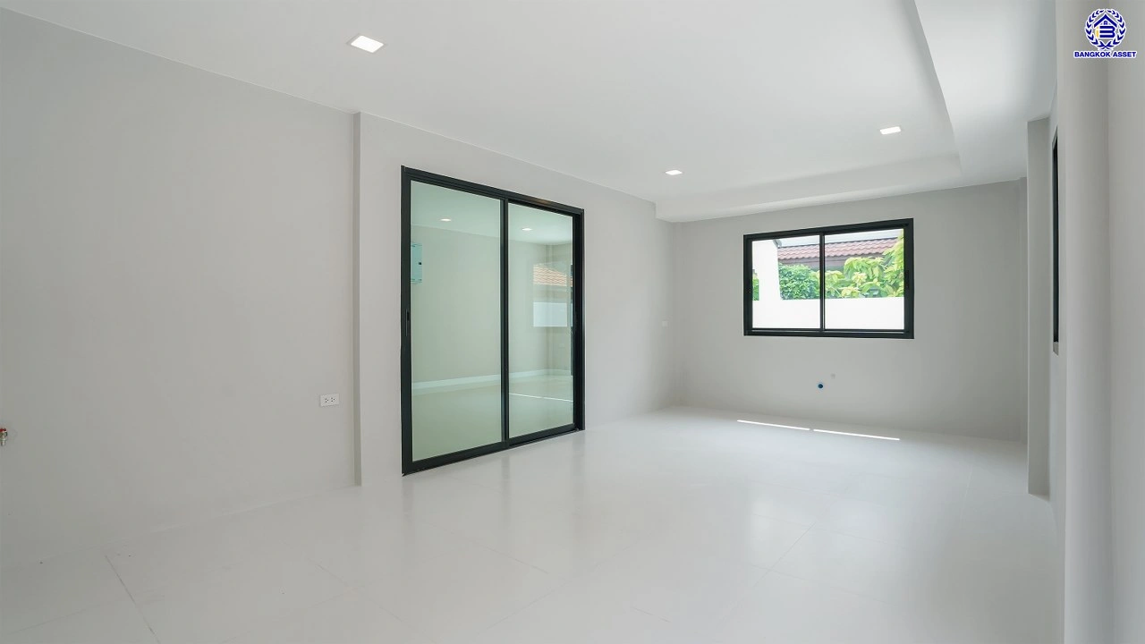 บ้านรีโนเวทใหม่ แบรนด์ L&H โครงการ ลดาวัลย์ ปิ่นเกล้า เนื้อที่ 117 ตร.ว. บนพื้นที่ใช้สอยถึง 348.37 ตร.ม. ฟังก์ชันจัดเต็ม 4 ห้องนอน 4 ห้องน้ำ จอดรถได้ 3 คัน ทำเลติดถนนบรมราชชนนี เชื่อมต่อหลายเส้นทาง ใกล้มหาวิทยาลัยมหิดล และเซ็นทรัลศาลายา