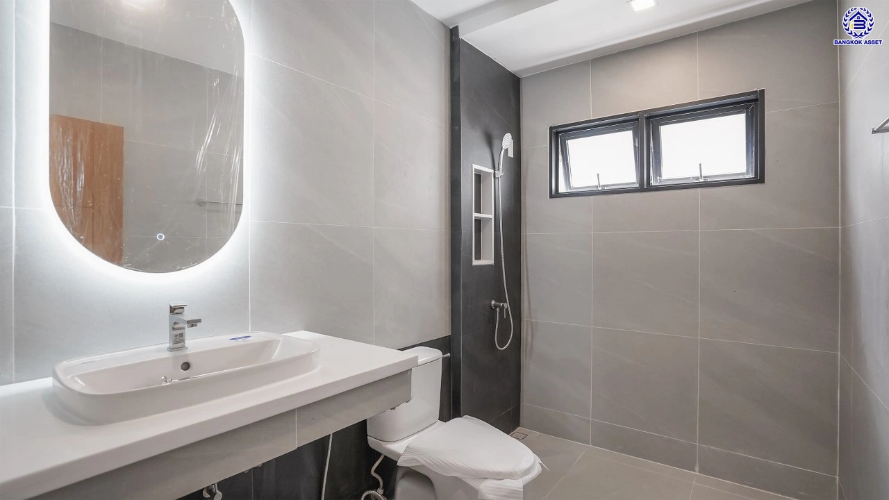 บ้านรีโนเวทใหม่ แบรนด์ L&H โครงการ ลดาวัลย์ ปิ่นเกล้า เนื้อที่ 117 ตร.ว. บนพื้นที่ใช้สอยถึง 348.37 ตร.ม. ฟังก์ชันจัดเต็ม 4 ห้องนอน 4 ห้องน้ำ จอดรถได้ 3 คัน ทำเลติดถนนบรมราชชนนี เชื่อมต่อหลายเส้นทาง ใกล้มหาวิทยาลัยมหิดล และเซ็นทรัลศาลายา