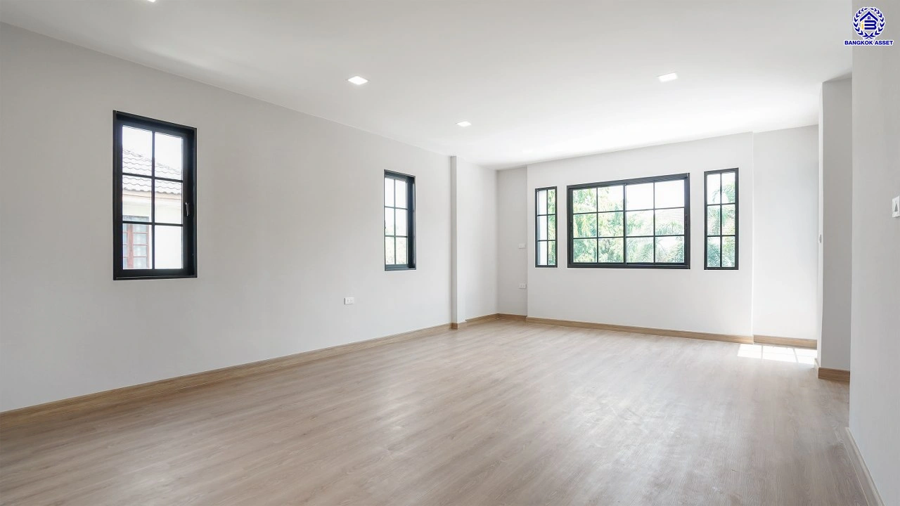 บ้านรีโนเวทใหม่ แบรนด์ L&H โครงการ ลดาวัลย์ ปิ่นเกล้า เนื้อที่ 117 ตร.ว. บนพื้นที่ใช้สอยถึง 348.37 ตร.ม. ฟังก์ชันจัดเต็ม 4 ห้องนอน 4 ห้องน้ำ จอดรถได้ 3 คัน ทำเลติดถนนบรมราชชนนี เชื่อมต่อหลายเส้นทาง ใกล้มหาวิทยาลัยมหิดล และเซ็นทรัลศาลายา