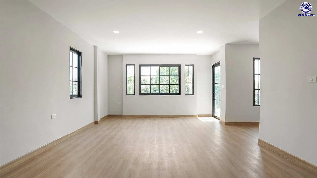 บ้านรีโนเวทใหม่ แบรนด์ L&H โครงการ ลดาวัลย์ ปิ่นเกล้า เนื้อที่ 117 ตร.ว. บนพื้นที่ใช้สอยถึง 348.37 ตร.ม. ฟังก์ชันจัดเต็ม 4 ห้องนอน 4 ห้องน้ำ จอดรถได้ 3 คัน ทำเลติดถนนบรมราชชนนี เชื่อมต่อหลายเส้นทาง ใกล้มหาวิทยาลัยมหิดล และเซ็นทรัลศาลายา