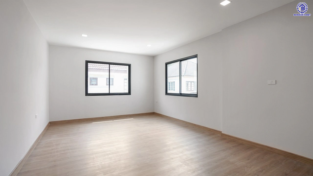 บ้านรีโนเวทใหม่ แบรนด์ L&H โครงการ ลดาวัลย์ ปิ่นเกล้า เนื้อที่ 117 ตร.ว. บนพื้นที่ใช้สอยถึง 348.37 ตร.ม. ฟังก์ชันจัดเต็ม 4 ห้องนอน 4 ห้องน้ำ จอดรถได้ 3 คัน ทำเลติดถนนบรมราชชนนี เชื่อมต่อหลายเส้นทาง ใกล้มหาวิทยาลัยมหิดล และเซ็นทรัลศาลายา