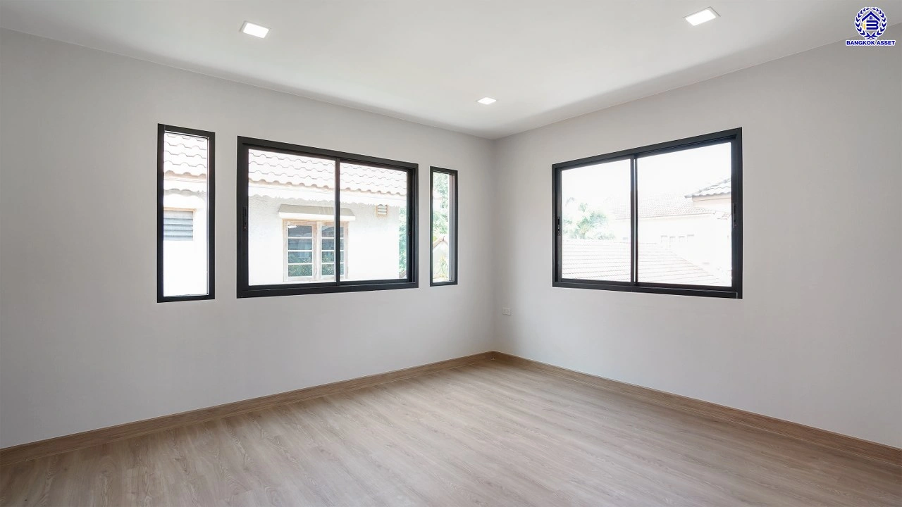 บ้านรีโนเวทใหม่ แบรนด์ L&H โครงการ ลดาวัลย์ ปิ่นเกล้า เนื้อที่ 117 ตร.ว. บนพื้นที่ใช้สอยถึง 348.37 ตร.ม. ฟังก์ชันจัดเต็ม 4 ห้องนอน 4 ห้องน้ำ จอดรถได้ 3 คัน ทำเลติดถนนบรมราชชนนี เชื่อมต่อหลายเส้นทาง ใกล้มหาวิทยาลัยมหิดล และเซ็นทรัลศาลายา