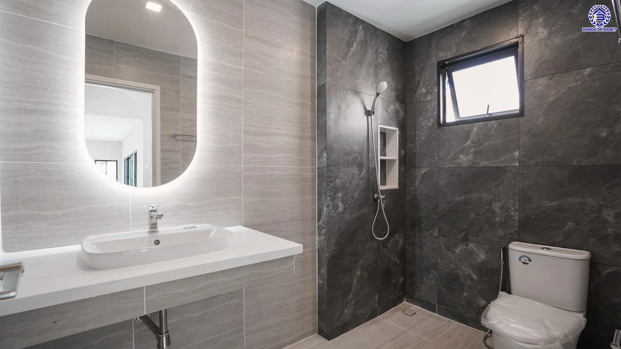 บ้านรีโนเวทใหม่ แบรนด์ L&H โครงการ ลดาวัลย์ ปิ่นเกล้า เนื้อที่ 117 ตร.ว. บนพื้นที่ใช้สอยถึง 348.37 ตร.ม. ฟังก์ชันจัดเต็ม 4 ห้องนอน 4 ห้องน้ำ จอดรถได้ 3 คัน ทำเลติดถนนบรมราชชนนี เชื่อมต่อหลายเส้นทาง ใกล้มหาวิทยาลัยมหิดล และเซ็นทรัลศาลายา