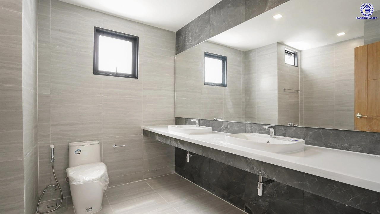 บ้านรีโนเวทใหม่ แบรนด์ L&H โครงการ ลดาวัลย์ ปิ่นเกล้า เนื้อที่ 117 ตร.ว. บนพื้นที่ใช้สอยถึง 348.37 ตร.ม. ฟังก์ชันจัดเต็ม 4 ห้องนอน 4 ห้องน้ำ จอดรถได้ 3 คัน ทำเลติดถนนบรมราชชนนี เชื่อมต่อหลายเส้นทาง ใกล้มหาวิทยาลัยมหิดล และเซ็นทรัลศาลายา