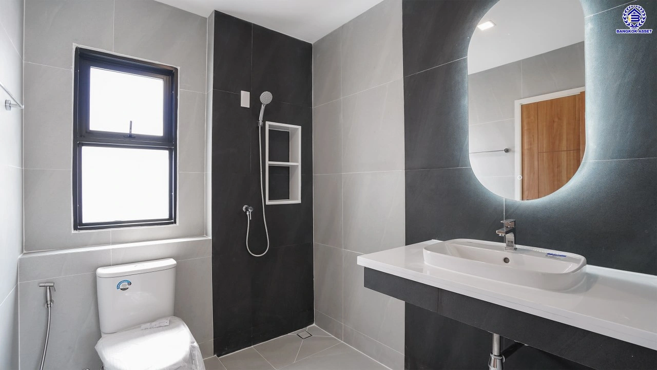 บ้านรีโนเวทใหม่ แบรนด์ L&H โครงการ ลดาวัลย์ ปิ่นเกล้า เนื้อที่ 117 ตร.ว. บนพื้นที่ใช้สอยถึง 348.37 ตร.ม. ฟังก์ชันจัดเต็ม 4 ห้องนอน 4 ห้องน้ำ จอดรถได้ 3 คัน ทำเลติดถนนบรมราชชนนี เชื่อมต่อหลายเส้นทาง ใกล้มหาวิทยาลัยมหิดล และเซ็นทรัลศาลายา