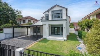 บ้านรีโนเวทใหม่ แบรนด์ L&H โครงการ ลดาวัลย์ ปิ่นเกล้า เนื้อที่ 117 ตร.ว. บนพื้นที่ใช้สอยถึง 348.37 ตร.ม. ฟังก์ชันจัดเต็ม 4 ห้องนอน 4 ห้องน้ำ จอดรถได้ 3 คัน ทำเลติดถนนบรมราชชนนี เชื่อมต่อหลายเส้นทาง ใกล้มหาวิทยาลัยมหิดล และเซ็นทรัลศาลายา