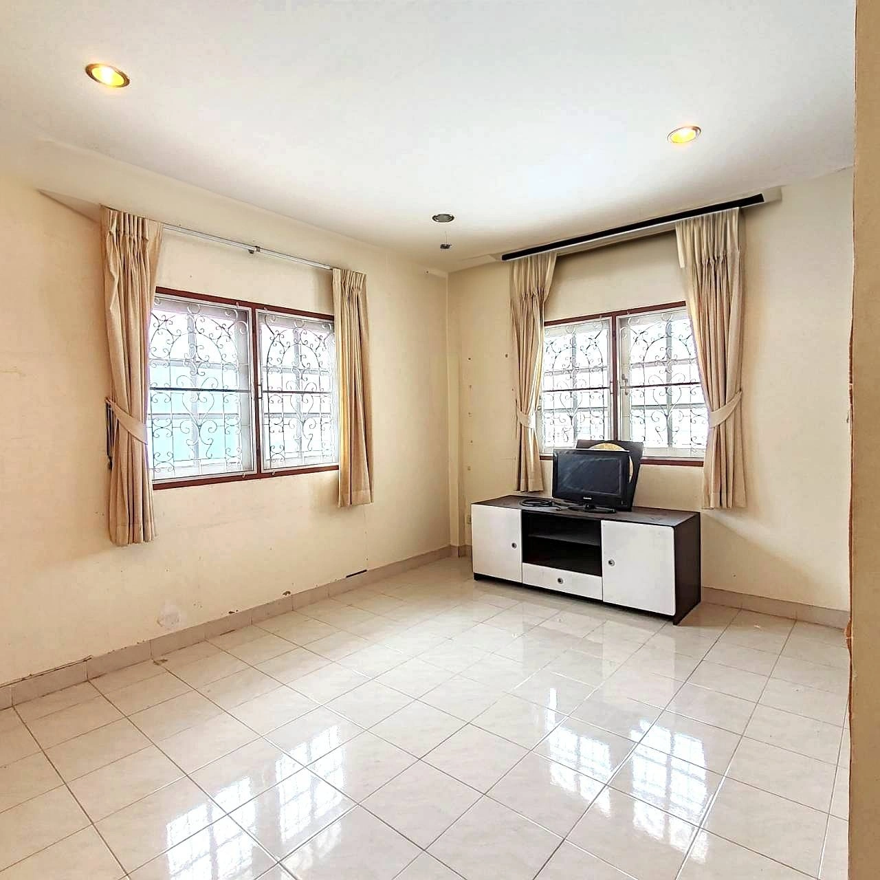 ✨ ขายบ้านเดี่ยว หมู่บ้าน ช.รุ่งเรือง 6  | ถนนเมน | 54 ตร.วา | 6 ห้องนอน | พร้อมอยู่ ใกล้ MRT & เซ็นทรัลเวสต์เกต 🏡