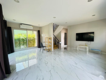 บ้านเดี่ยวมือสอง โครงการ ไลฟ์บางกอกบูเลอวาร์ด ราชพฤกษ์-รัตนาธิเบศร์ เนื้อที่ 61.30 ตร.ว. พื้นที่ใช้สอย 161 ตร.ม. ฟังก์ชัน 3 ห้องนอน 3 ห้องน้ำ 2 ที่จอดรถ บนทำเลเดินทางสะดวก เชื่อมต่อถนนชัยพฤกษ์ ถนนราชพฤกษ์ ถนนรัตนาธิเบศร์ ใกล้รถไฟฟ้าสายสีม่วง "สถานีบางรักน้อยท่าอิฐ" และจุดขึ้นทางด่วน "ศรีรัช"