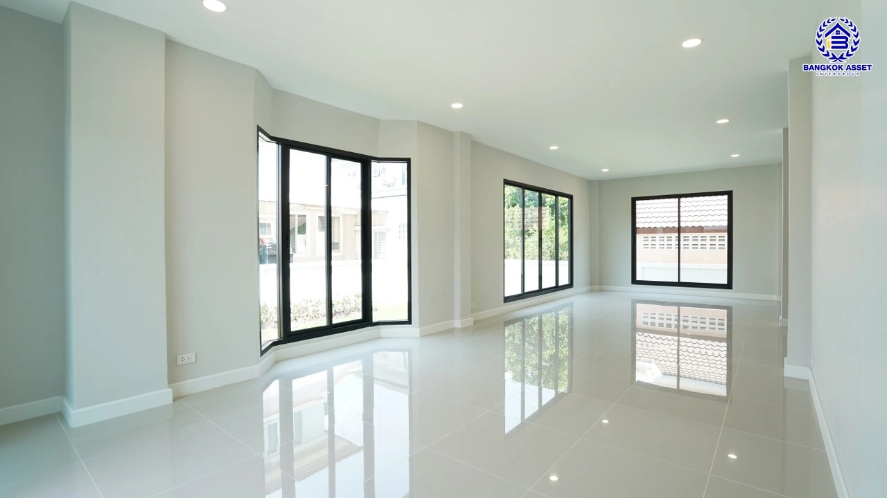 บ้านรีโนเวทใหม่ โครงการ ลัดดารมย์ ปิ่นเกล้า บ้านเดี่ยวจากแบรนด์ Q.House บนเนื้อที่กว้างขวางถึง 85.5 ตร.ว. พื้นที่ใช้สอย 207.61 ตร.ม. ฟังก์ชัน 3 ห้องนอน 3 ห้องน้ำ จอดรถได้ 2 คัน ติดถนนกาญจนาภิเษก ใกล้ห้างเซ็นทรัล เวสต์เกต, ทางด่วน "กาญจนาภิเษก" และรถไฟฟ้าสายสีม่วง "สถานีตลาดบางใหญ่"