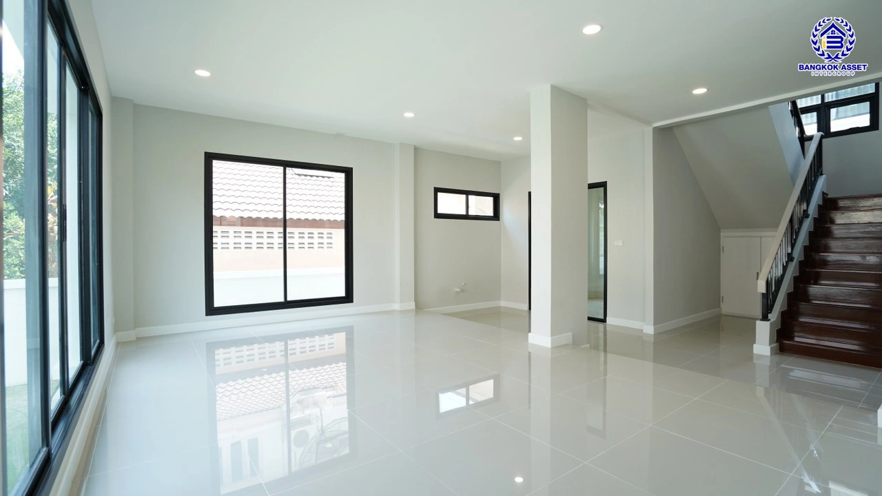 บ้านรีโนเวทใหม่ โครงการ ลัดดารมย์ ปิ่นเกล้า บ้านเดี่ยวจากแบรนด์ Q.House บนเนื้อที่กว้างขวางถึง 85.5 ตร.ว. พื้นที่ใช้สอย 207.61 ตร.ม. ฟังก์ชัน 3 ห้องนอน 3 ห้องน้ำ จอดรถได้ 2 คัน ติดถนนกาญจนาภิเษก ใกล้ห้างเซ็นทรัล เวสต์เกต, ทางด่วน "กาญจนาภิเษก" และรถไฟฟ้าสายสีม่วง "สถานีตลาดบางใหญ่"