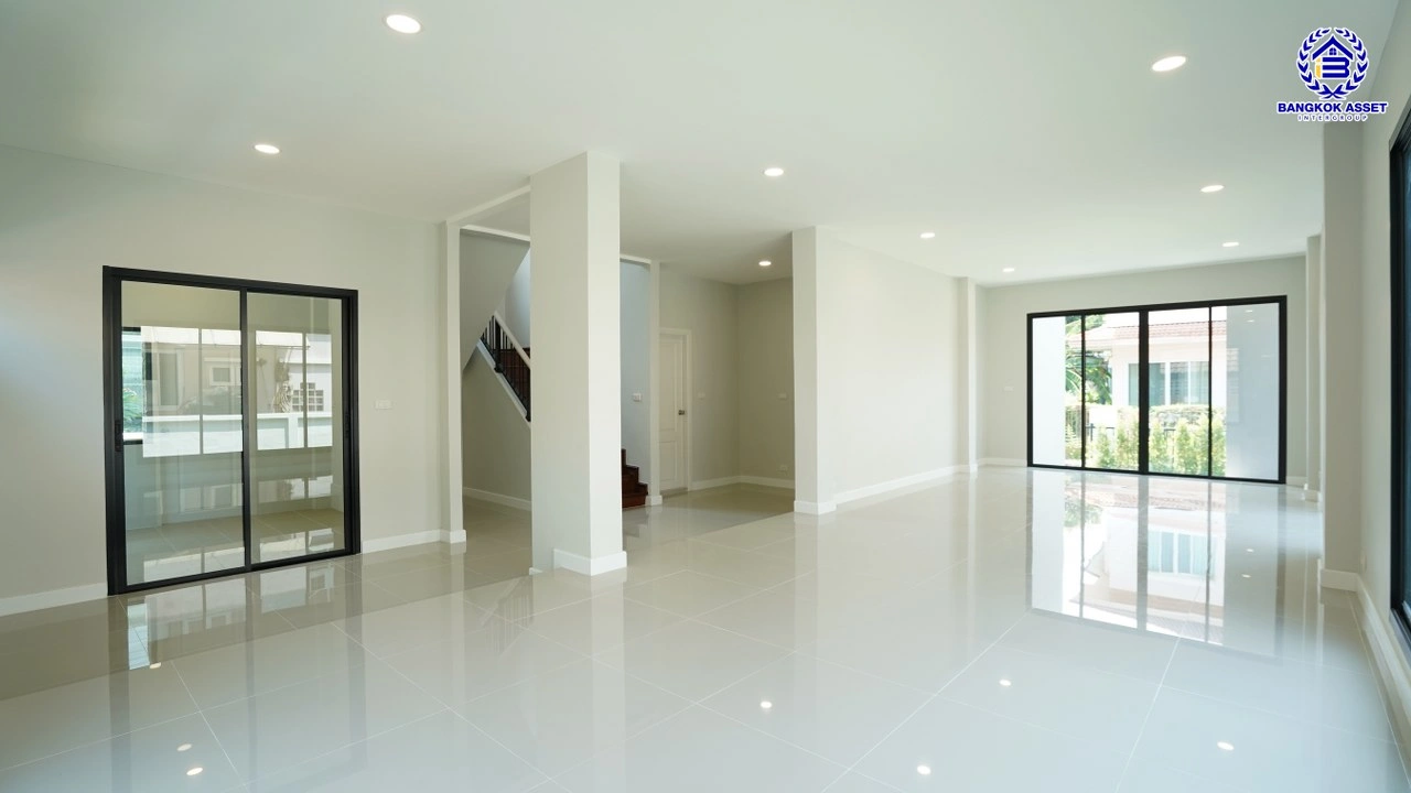 บ้านรีโนเวทใหม่ โครงการ ลัดดารมย์ ปิ่นเกล้า บ้านเดี่ยวจากแบรนด์ Q.House บนเนื้อที่กว้างขวางถึง 85.5 ตร.ว. พื้นที่ใช้สอย 207.61 ตร.ม. ฟังก์ชัน 3 ห้องนอน 3 ห้องน้ำ จอดรถได้ 2 คัน ติดถนนกาญจนาภิเษก ใกล้ห้างเซ็นทรัล เวสต์เกต, ทางด่วน "กาญจนาภิเษก" และรถไฟฟ้าสายสีม่วง "สถานีตลาดบางใหญ่"