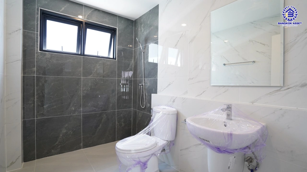 บ้านรีโนเวทใหม่ โครงการ ลัดดารมย์ ปิ่นเกล้า บ้านเดี่ยวจากแบรนด์ Q.House บนเนื้อที่กว้างขวางถึง 85.5 ตร.ว. พื้นที่ใช้สอย 207.61 ตร.ม. ฟังก์ชัน 3 ห้องนอน 3 ห้องน้ำ จอดรถได้ 2 คัน ติดถนนกาญจนาภิเษก ใกล้ห้างเซ็นทรัล เวสต์เกต, ทางด่วน "กาญจนาภิเษก" และรถไฟฟ้าสายสีม่วง "สถานีตลาดบางใหญ่"