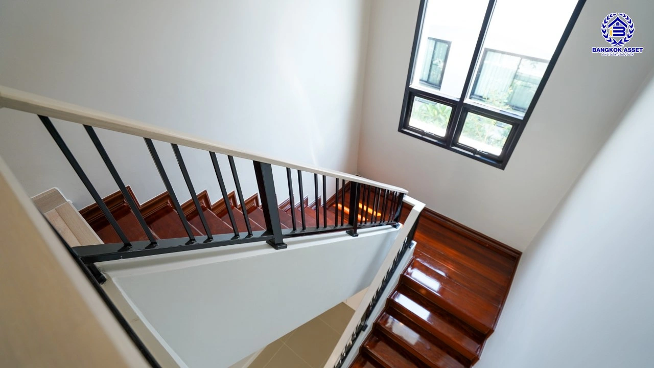 บ้านรีโนเวทใหม่ โครงการ ลัดดารมย์ ปิ่นเกล้า บ้านเดี่ยวจากแบรนด์ Q.House บนเนื้อที่กว้างขวางถึง 85.5 ตร.ว. พื้นที่ใช้สอย 207.61 ตร.ม. ฟังก์ชัน 3 ห้องนอน 3 ห้องน้ำ จอดรถได้ 2 คัน ติดถนนกาญจนาภิเษก ใกล้ห้างเซ็นทรัล เวสต์เกต, ทางด่วน "กาญจนาภิเษก" และรถไฟฟ้าสายสีม่วง "สถานีตลาดบางใหญ่"