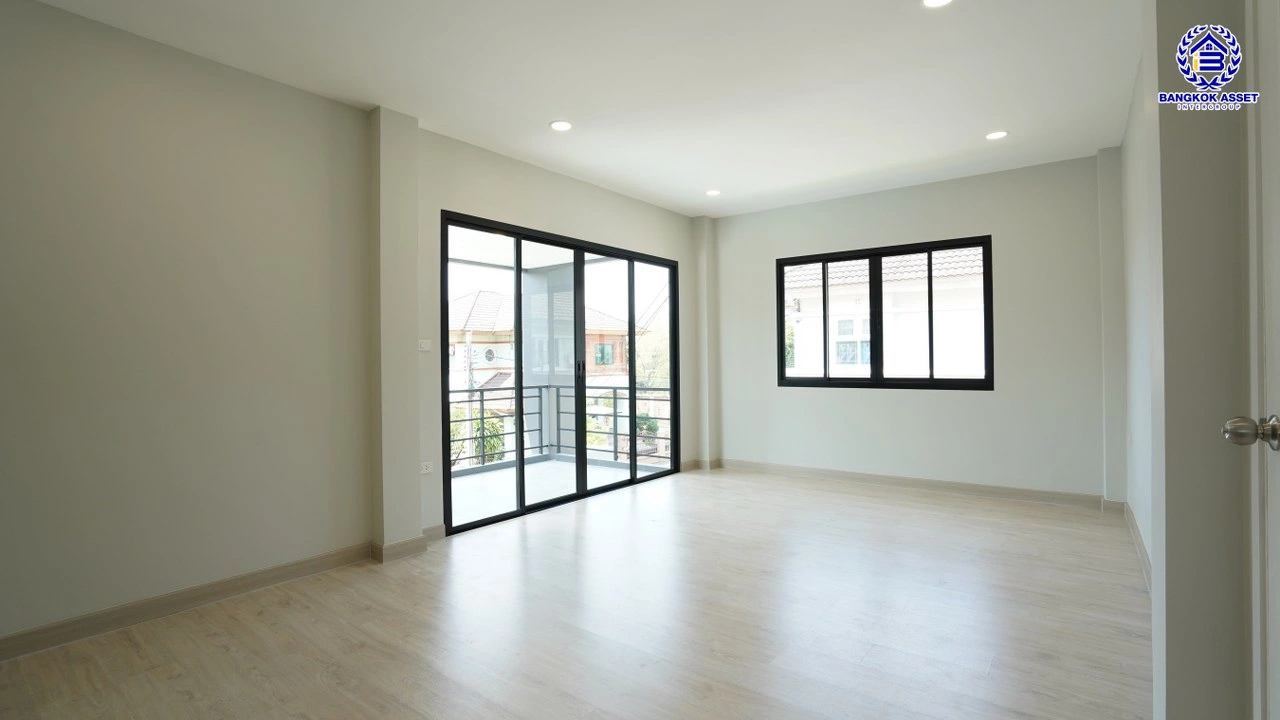 บ้านรีโนเวทใหม่ โครงการ ลัดดารมย์ ปิ่นเกล้า บ้านเดี่ยวจากแบรนด์ Q.House บนเนื้อที่กว้างขวางถึง 85.5 ตร.ว. พื้นที่ใช้สอย 207.61 ตร.ม. ฟังก์ชัน 3 ห้องนอน 3 ห้องน้ำ จอดรถได้ 2 คัน ติดถนนกาญจนาภิเษก ใกล้ห้างเซ็นทรัล เวสต์เกต, ทางด่วน "กาญจนาภิเษก" และรถไฟฟ้าสายสีม่วง "สถานีตลาดบางใหญ่"