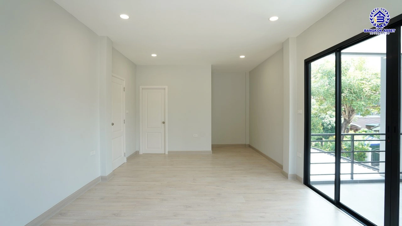 บ้านรีโนเวทใหม่ โครงการ ลัดดารมย์ ปิ่นเกล้า บ้านเดี่ยวจากแบรนด์ Q.House บนเนื้อที่กว้างขวางถึง 85.5 ตร.ว. พื้นที่ใช้สอย 207.61 ตร.ม. ฟังก์ชัน 3 ห้องนอน 3 ห้องน้ำ จอดรถได้ 2 คัน ติดถนนกาญจนาภิเษก ใกล้ห้างเซ็นทรัล เวสต์เกต, ทางด่วน "กาญจนาภิเษก" และรถไฟฟ้าสายสีม่วง "สถานีตลาดบางใหญ่"