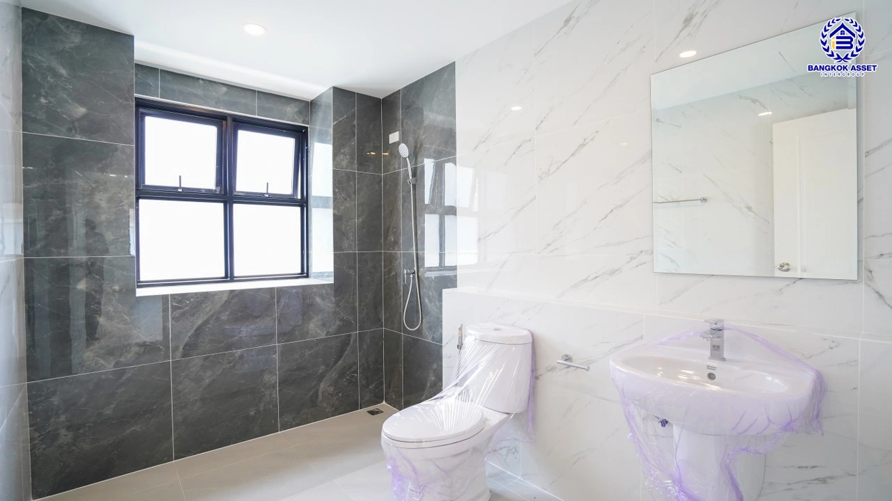 บ้านรีโนเวทใหม่ โครงการ ลัดดารมย์ ปิ่นเกล้า บ้านเดี่ยวจากแบรนด์ Q.House บนเนื้อที่กว้างขวางถึง 85.5 ตร.ว. พื้นที่ใช้สอย 207.61 ตร.ม. ฟังก์ชัน 3 ห้องนอน 3 ห้องน้ำ จอดรถได้ 2 คัน ติดถนนกาญจนาภิเษก ใกล้ห้างเซ็นทรัล เวสต์เกต, ทางด่วน "กาญจนาภิเษก" และรถไฟฟ้าสายสีม่วง "สถานีตลาดบางใหญ่"