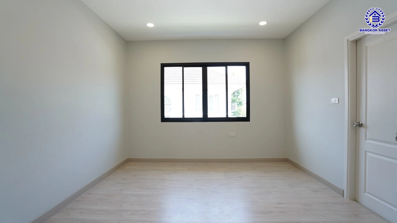 บ้านรีโนเวทใหม่ โครงการ ลัดดารมย์ ปิ่นเกล้า บ้านเดี่ยวจากแบรนด์ Q.House บนเนื้อที่กว้างขวางถึง 85.5 ตร.ว. พื้นที่ใช้สอย 207.61 ตร.ม. ฟังก์ชัน 3 ห้องนอน 3 ห้องน้ำ จอดรถได้ 2 คัน ติดถนนกาญจนาภิเษก ใกล้ห้างเซ็นทรัล เวสต์เกต, ทางด่วน "กาญจนาภิเษก" และรถไฟฟ้าสายสีม่วง "สถานีตลาดบางใหญ่"