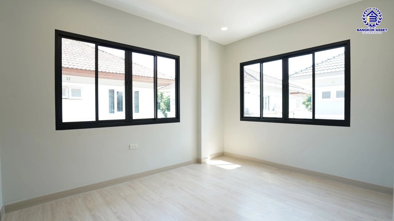 บ้านรีโนเวทใหม่ โครงการ ลัดดารมย์ ปิ่นเกล้า บ้านเดี่ยวจากแบรนด์ Q.House บนเนื้อที่กว้างขวางถึง 85.5 ตร.ว. พื้นที่ใช้สอย 207.61 ตร.ม. ฟังก์ชัน 3 ห้องนอน 3 ห้องน้ำ จอดรถได้ 2 คัน ติดถนนกาญจนาภิเษก ใกล้ห้างเซ็นทรัล เวสต์เกต, ทางด่วน "กาญจนาภิเษก" และรถไฟฟ้าสายสีม่วง "สถานีตลาดบางใหญ่"