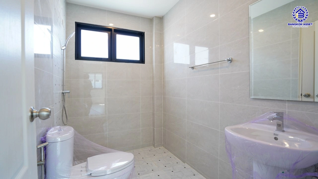 บ้านรีโนเวทใหม่ โครงการ ลัดดารมย์ ปิ่นเกล้า บ้านเดี่ยวจากแบรนด์ Q.House บนเนื้อที่กว้างขวางถึง 85.5 ตร.ว. พื้นที่ใช้สอย 207.61 ตร.ม. ฟังก์ชัน 3 ห้องนอน 3 ห้องน้ำ จอดรถได้ 2 คัน ติดถนนกาญจนาภิเษก ใกล้ห้างเซ็นทรัล เวสต์เกต, ทางด่วน "กาญจนาภิเษก" และรถไฟฟ้าสายสีม่วง "สถานีตลาดบางใหญ่"