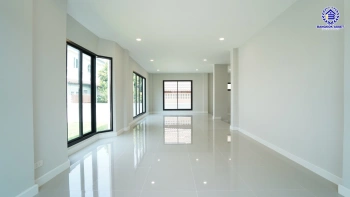 บ้านรีโนเวทใหม่ โครงการ ลัดดารมย์ ปิ่นเกล้า บ้านเดี่ยวจากแบรนด์ Q.House บนเนื้อที่กว้างขวางถึง 85.5 ตร.ว. พื้นที่ใช้สอย 207.61 ตร.ม. ฟังก์ชัน 3 ห้องนอน 3 ห้องน้ำ จอดรถได้ 2 คัน ติดถนนกาญจนาภิเษก ใกล้ห้างเซ็นทรัล เวสต์เกต, ทางด่วน "กาญจนาภิเษก" และรถไฟฟ้าสายสีม่วง "สถานีตลาดบางใหญ่"