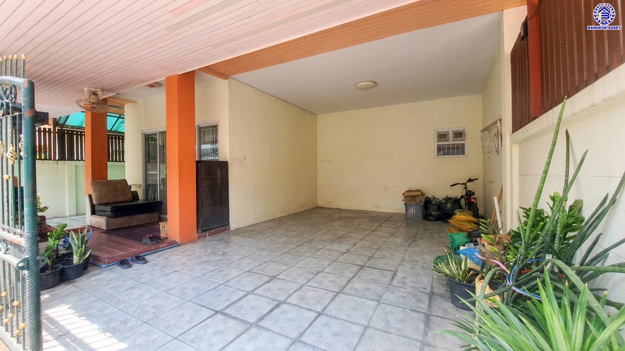 บ้านแฝดมือสอง โครงการ หงส์ประยูร3 บางกรวย-ไทรน้อย เนื้อที่ 35.9 ตร.ว. พื้นที่ใช้สอย 110 ตร.ม. ฟังก์ชัน 4 ห้องนอน 2 ห้องน้ำ 2 ที่จอดรถ โครงการบนทำเลเดินทางสะดวก เชื่อมต่อถนนรัตนาธิเบศร์ ถนนราชพฤกษ์ ถนนกาญจนาภิเษก ใกล้รถไฟฟ้าสายสีม่วง "สถานีบางพลู" และจุดขึ้นทางด่วน "ศรีรัช"