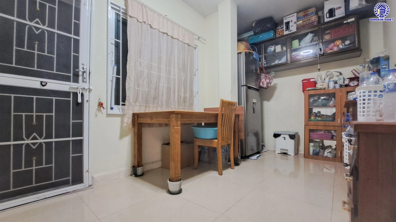 บ้านแฝดมือสอง โครงการ หงส์ประยูร3 บางกรวย-ไทรน้อย เนื้อที่ 35.9 ตร.ว. พื้นที่ใช้สอย 110 ตร.ม. ฟังก์ชัน 4 ห้องนอน 2 ห้องน้ำ 2 ที่จอดรถ โครงการบนทำเลเดินทางสะดวก เชื่อมต่อถนนรัตนาธิเบศร์ ถนนราชพฤกษ์ ถนนกาญจนาภิเษก ใกล้รถไฟฟ้าสายสีม่วง "สถานีบางพลู" และจุดขึ้นทางด่วน "ศรีรัช"