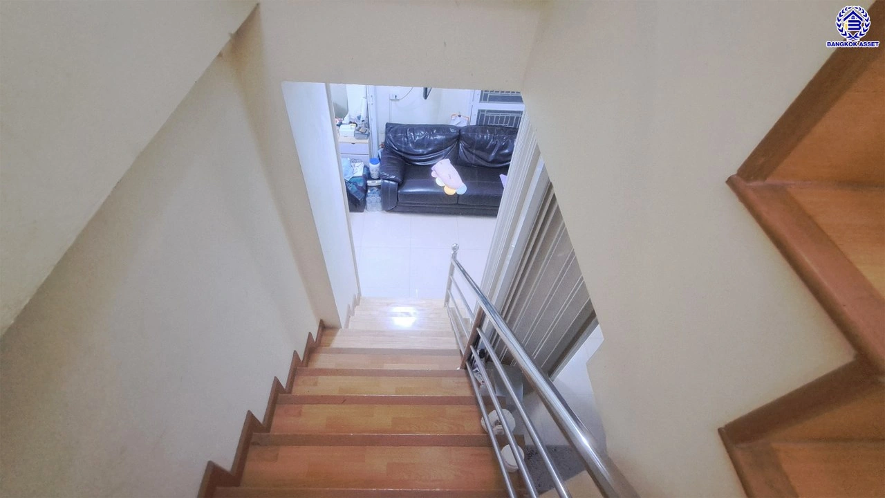 บ้านแฝดมือสอง โครงการ หงส์ประยูร3 บางกรวย-ไทรน้อย เนื้อที่ 35.9 ตร.ว. พื้นที่ใช้สอย 110 ตร.ม. ฟังก์ชัน 4 ห้องนอน 2 ห้องน้ำ 2 ที่จอดรถ โครงการบนทำเลเดินทางสะดวก เชื่อมต่อถนนรัตนาธิเบศร์ ถนนราชพฤกษ์ ถนนกาญจนาภิเษก ใกล้รถไฟฟ้าสายสีม่วง "สถานีบางพลู" และจุดขึ้นทางด่วน "ศรีรัช"