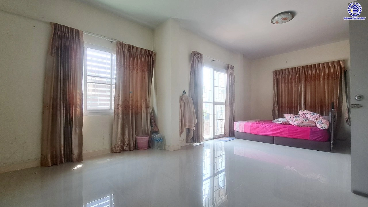 บ้านแฝดมือสอง โครงการ หงส์ประยูร3 บางกรวย-ไทรน้อย เนื้อที่ 35.9 ตร.ว. พื้นที่ใช้สอย 110 ตร.ม. ฟังก์ชัน 4 ห้องนอน 2 ห้องน้ำ 2 ที่จอดรถ โครงการบนทำเลเดินทางสะดวก เชื่อมต่อถนนรัตนาธิเบศร์ ถนนราชพฤกษ์ ถนนกาญจนาภิเษก ใกล้รถไฟฟ้าสายสีม่วง "สถานีบางพลู" และจุดขึ้นทางด่วน "ศรีรัช"