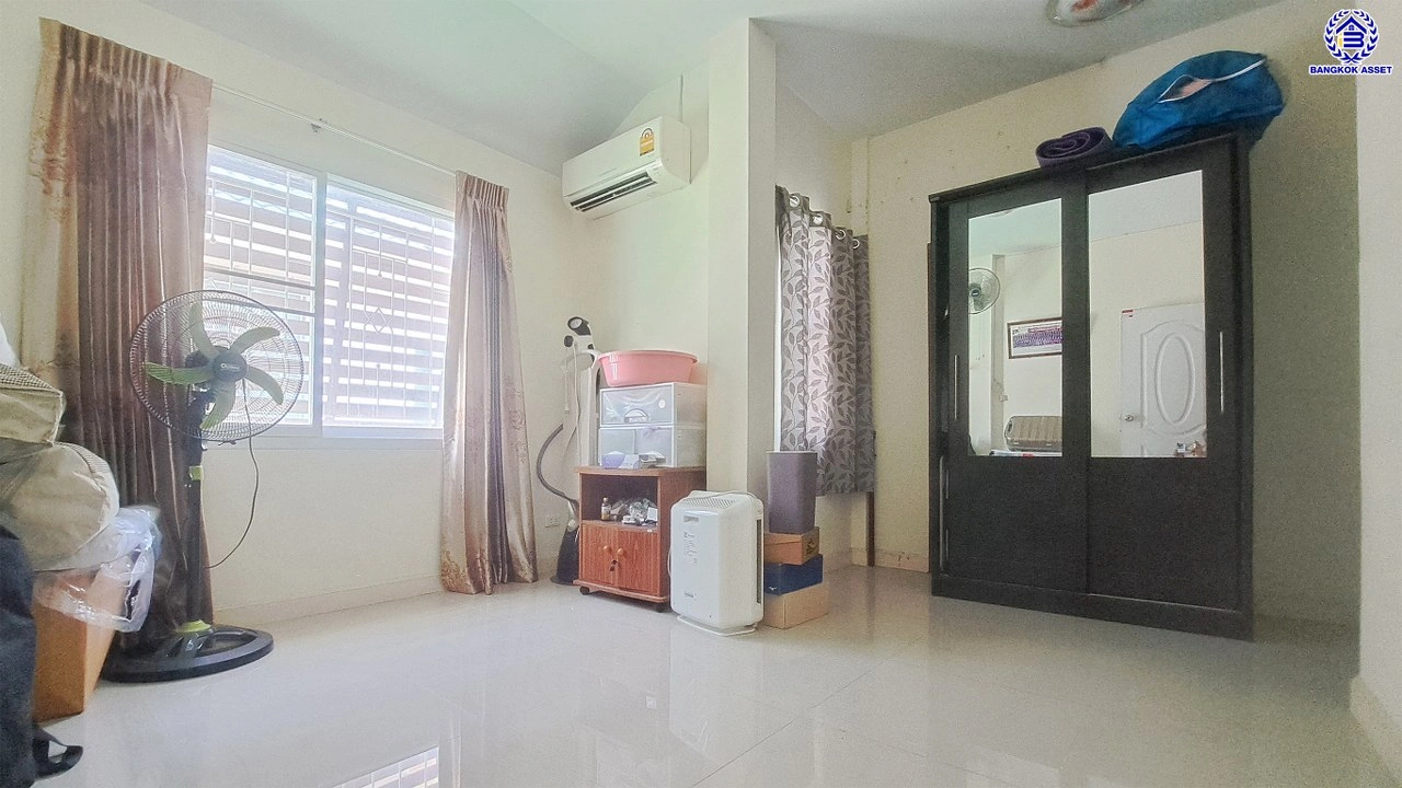 บ้านแฝดมือสอง โครงการ หงส์ประยูร3 บางกรวย-ไทรน้อย เนื้อที่ 35.9 ตร.ว. พื้นที่ใช้สอย 110 ตร.ม. ฟังก์ชัน 4 ห้องนอน 2 ห้องน้ำ 2 ที่จอดรถ โครงการบนทำเลเดินทางสะดวก เชื่อมต่อถนนรัตนาธิเบศร์ ถนนราชพฤกษ์ ถนนกาญจนาภิเษก ใกล้รถไฟฟ้าสายสีม่วง "สถานีบางพลู" และจุดขึ้นทางด่วน "ศรีรัช"