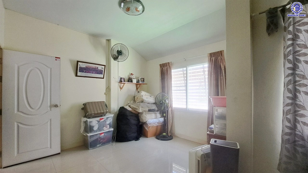 บ้านแฝดมือสอง โครงการ หงส์ประยูร3 บางกรวย-ไทรน้อย เนื้อที่ 35.9 ตร.ว. พื้นที่ใช้สอย 110 ตร.ม. ฟังก์ชัน 4 ห้องนอน 2 ห้องน้ำ 2 ที่จอดรถ โครงการบนทำเลเดินทางสะดวก เชื่อมต่อถนนรัตนาธิเบศร์ ถนนราชพฤกษ์ ถนนกาญจนาภิเษก ใกล้รถไฟฟ้าสายสีม่วง "สถานีบางพลู" และจุดขึ้นทางด่วน "ศรีรัช"