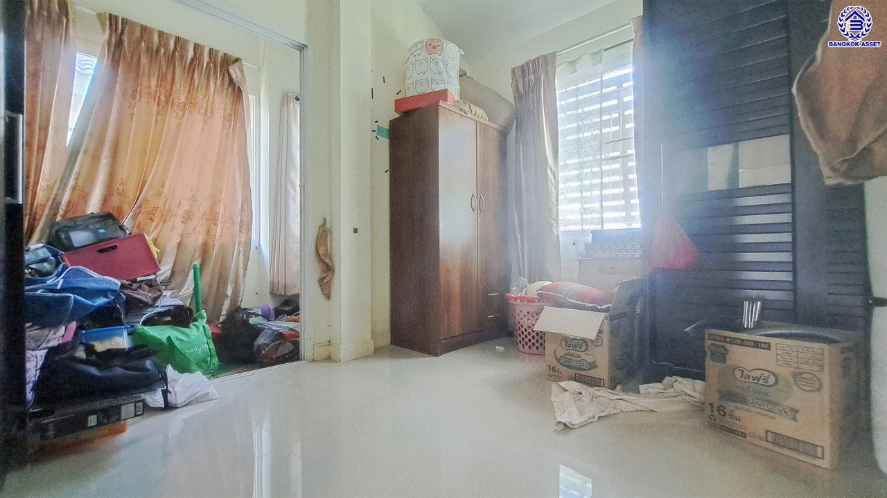 บ้านแฝดมือสอง โครงการ หงส์ประยูร3 บางกรวย-ไทรน้อย เนื้อที่ 35.9 ตร.ว. พื้นที่ใช้สอย 110 ตร.ม. ฟังก์ชัน 4 ห้องนอน 2 ห้องน้ำ 2 ที่จอดรถ โครงการบนทำเลเดินทางสะดวก เชื่อมต่อถนนรัตนาธิเบศร์ ถนนราชพฤกษ์ ถนนกาญจนาภิเษก ใกล้รถไฟฟ้าสายสีม่วง "สถานีบางพลู" และจุดขึ้นทางด่วน "ศรีรัช"