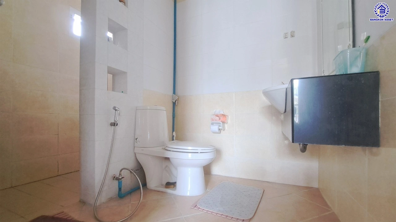 บ้านแฝดมือสอง โครงการ หงส์ประยูร3 บางกรวย-ไทรน้อย เนื้อที่ 35.9 ตร.ว. พื้นที่ใช้สอย 110 ตร.ม. ฟังก์ชัน 4 ห้องนอน 2 ห้องน้ำ 2 ที่จอดรถ โครงการบนทำเลเดินทางสะดวก เชื่อมต่อถนนรัตนาธิเบศร์ ถนนราชพฤกษ์ ถนนกาญจนาภิเษก ใกล้รถไฟฟ้าสายสีม่วง "สถานีบางพลู" และจุดขึ้นทางด่วน "ศรีรัช"