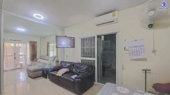 บ้านแฝดมือสอง โครงการ หงส์ประยูร3 บางกรวย-ไทรน้อย เนื้อที่ 35.9 ตร.ว. พื้นที่ใช้สอย 110 ตร.ม. ฟังก์ชัน 4 ห้องนอน 2 ห้องน้ำ 2 ที่จอดรถ โครงการบนทำเลเดินทางสะดวก เชื่อมต่อถนนรัตนาธิเบศร์ ถนนราชพฤกษ์ ถนนกาญจนาภิเษก ใกล้รถไฟฟ้าสายสีม่วง "สถานีบางพลู" และจุดขึ้นทางด่วน "ศรีรัช"