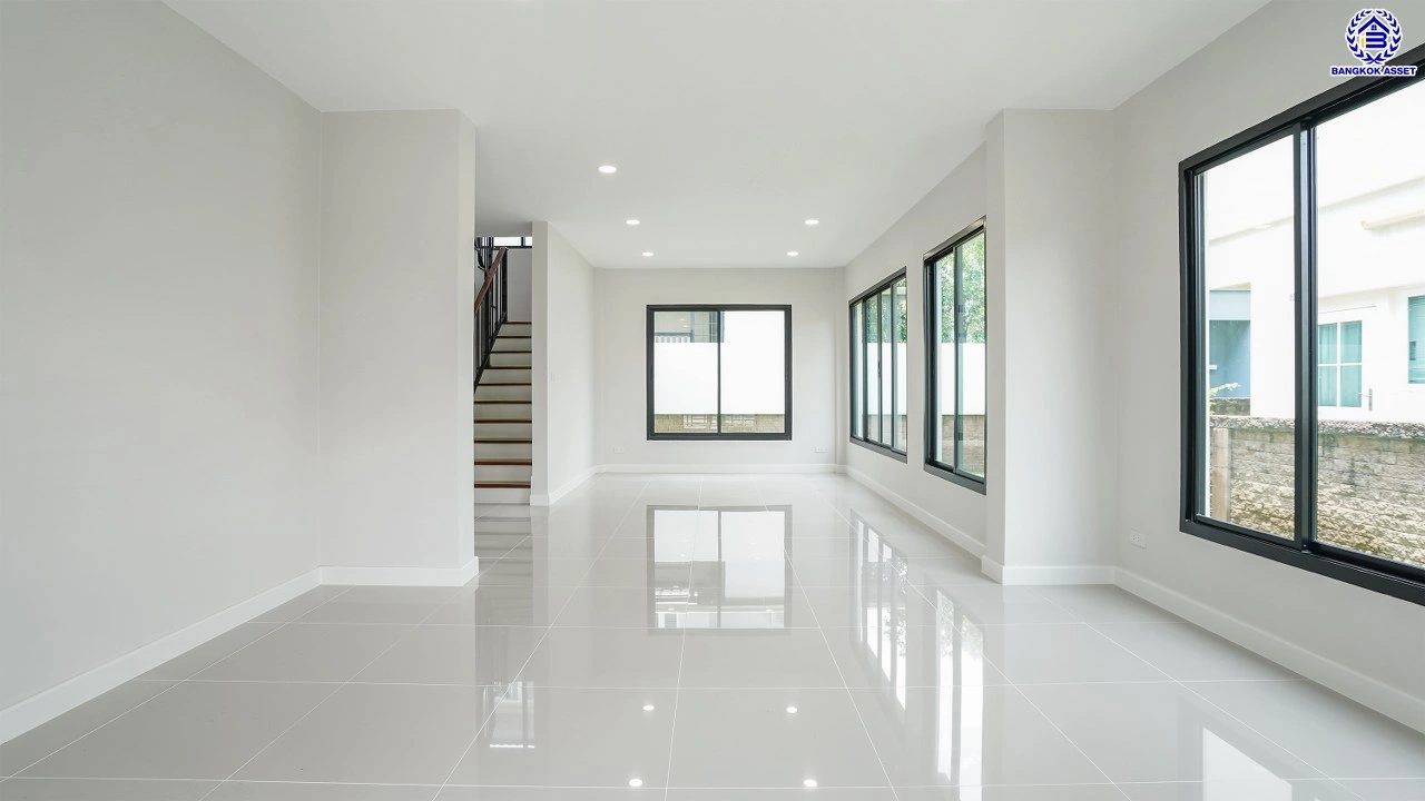 บ้านรีโนเวทใหม่  โครงการ คาซ่าวิลล์ วัชรพล จาก Q.House เนื้อที่ 63 ตร.ว. พื้นที่ใช้สอย 184.03 ตร.ม. ฟังก์ชัน 4 ห้องนอน 3 ห้องน้ำ จอดรถได้ 2 คัน บนทำเลเชื่อมต่อหลายเส้นทาง ถ.รามอินทรา ถ.สายไหม และถ.พหลโยธิน ใกล้สนามบินดอนเมือง ทางด่วน "ฉลองรัช" และรถไฟฟ้าสายสีเขียว "สถานีคูคต"