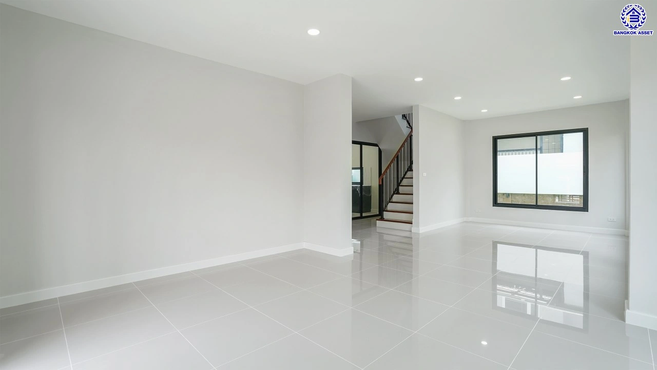 บ้านรีโนเวทใหม่  โครงการ คาซ่าวิลล์ วัชรพล จาก Q.House เนื้อที่ 63 ตร.ว. พื้นที่ใช้สอย 184.03 ตร.ม. ฟังก์ชัน 4 ห้องนอน 3 ห้องน้ำ จอดรถได้ 2 คัน บนทำเลเชื่อมต่อหลายเส้นทาง ถ.รามอินทรา ถ.สายไหม และถ.พหลโยธิน ใกล้สนามบินดอนเมือง ทางด่วน "ฉลองรัช" และรถไฟฟ้าสายสีเขียว "สถานีคูคต"