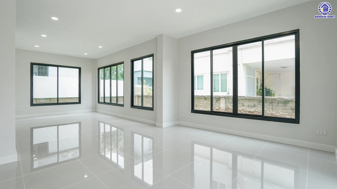 บ้านรีโนเวทใหม่  โครงการ คาซ่าวิลล์ วัชรพล จาก Q.House เนื้อที่ 63 ตร.ว. พื้นที่ใช้สอย 184.03 ตร.ม. ฟังก์ชัน 4 ห้องนอน 3 ห้องน้ำ จอดรถได้ 2 คัน บนทำเลเชื่อมต่อหลายเส้นทาง ถ.รามอินทรา ถ.สายไหม และถ.พหลโยธิน ใกล้สนามบินดอนเมือง ทางด่วน "ฉลองรัช" และรถไฟฟ้าสายสีเขียว "สถานีคูคต"