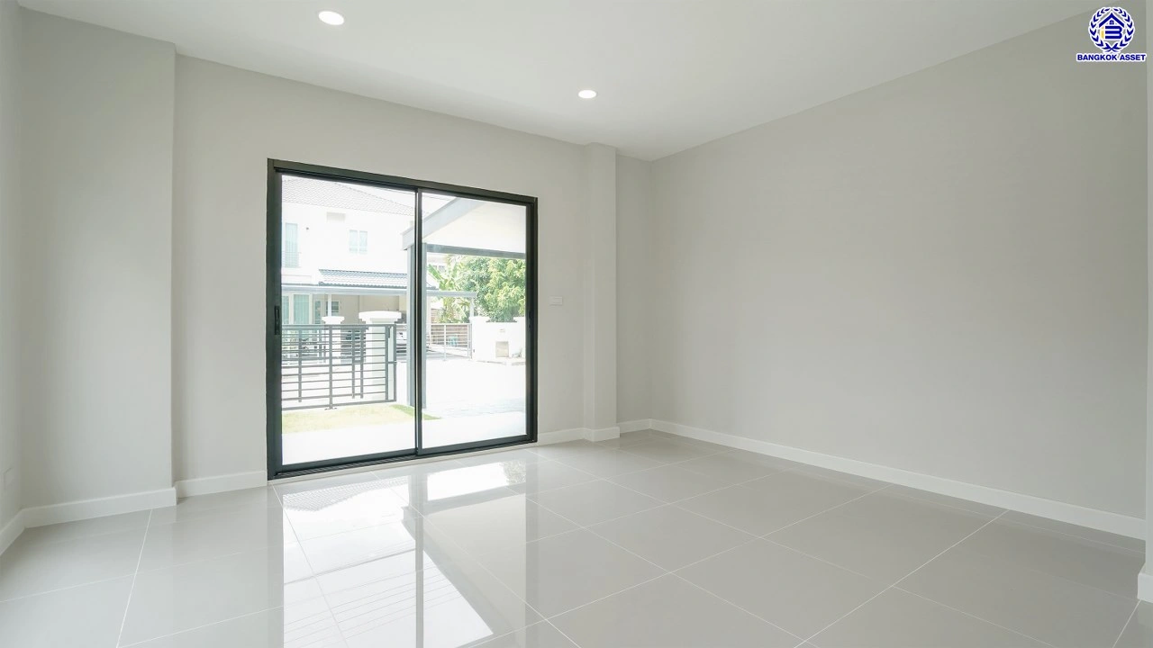 บ้านรีโนเวทใหม่  โครงการ คาซ่าวิลล์ วัชรพล จาก Q.House เนื้อที่ 63 ตร.ว. พื้นที่ใช้สอย 184.03 ตร.ม. ฟังก์ชัน 4 ห้องนอน 3 ห้องน้ำ จอดรถได้ 2 คัน บนทำเลเชื่อมต่อหลายเส้นทาง ถ.รามอินทรา ถ.สายไหม และถ.พหลโยธิน ใกล้สนามบินดอนเมือง ทางด่วน "ฉลองรัช" และรถไฟฟ้าสายสีเขียว "สถานีคูคต"