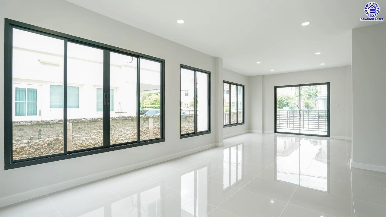 บ้านรีโนเวทใหม่  โครงการ คาซ่าวิลล์ วัชรพล จาก Q.House เนื้อที่ 63 ตร.ว. พื้นที่ใช้สอย 184.03 ตร.ม. ฟังก์ชัน 4 ห้องนอน 3 ห้องน้ำ จอดรถได้ 2 คัน บนทำเลเชื่อมต่อหลายเส้นทาง ถ.รามอินทรา ถ.สายไหม และถ.พหลโยธิน ใกล้สนามบินดอนเมือง ทางด่วน "ฉลองรัช" และรถไฟฟ้าสายสีเขียว "สถานีคูคต"