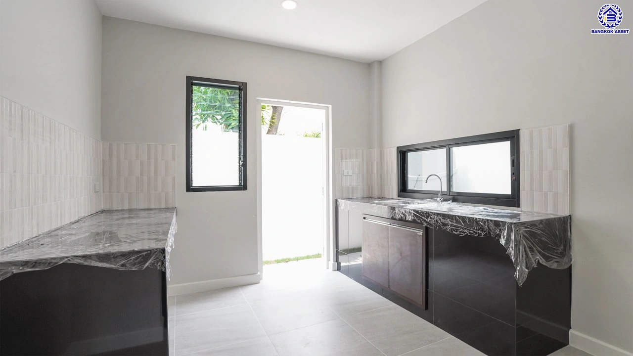 บ้านรีโนเวทใหม่  โครงการ คาซ่าวิลล์ วัชรพล จาก Q.House เนื้อที่ 63 ตร.ว. พื้นที่ใช้สอย 184.03 ตร.ม. ฟังก์ชัน 4 ห้องนอน 3 ห้องน้ำ จอดรถได้ 2 คัน บนทำเลเชื่อมต่อหลายเส้นทาง ถ.รามอินทรา ถ.สายไหม และถ.พหลโยธิน ใกล้สนามบินดอนเมือง ทางด่วน "ฉลองรัช" และรถไฟฟ้าสายสีเขียว "สถานีคูคต"