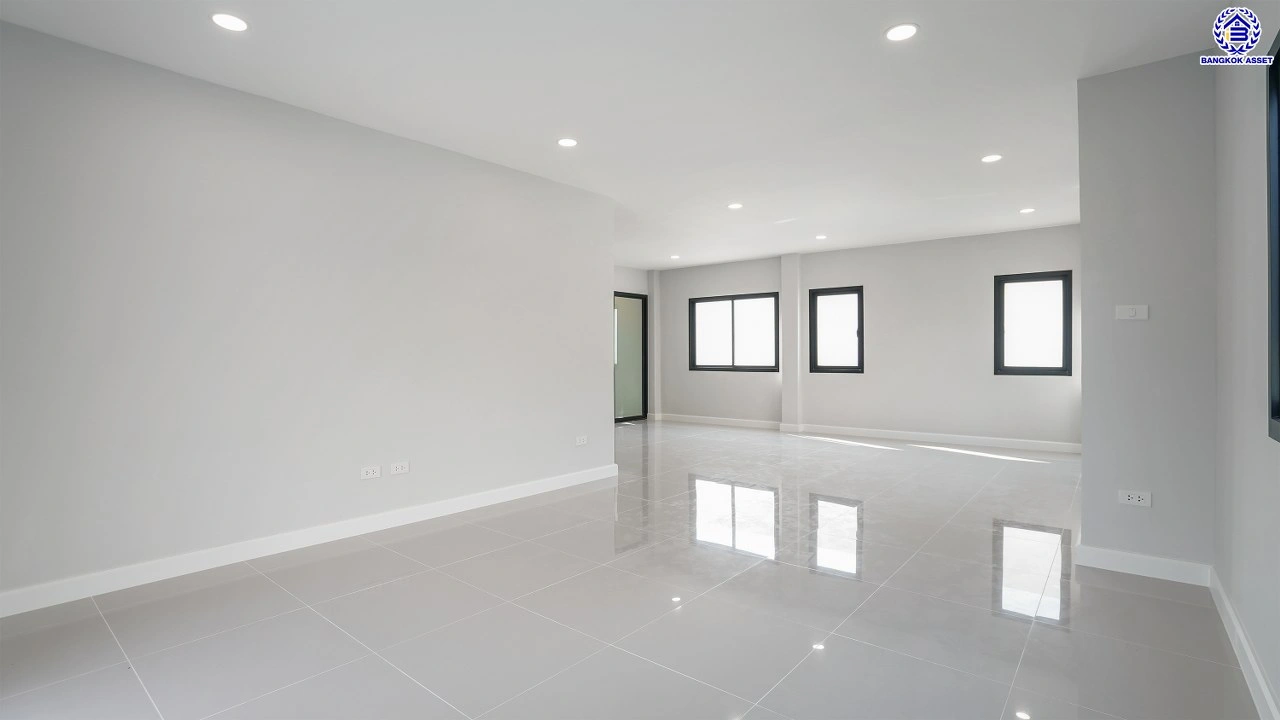 บ้านรีโนเวทใหม่ โครงการ บุณฑริก วัชรพล-สุขาภิบาล5 เนื้อที่ 71.4 ตร.ว. พื้นที่ใช้สอย 252.55 ตร.ม. ฟังก์ชัน 4 ห้องนอน 3 ห้องน้ำ จอดรถได้ 2 คัน บนทำเลเชื่อมต่อหลายเส้นทาง ถ.รามอินทรา ถ.สายไหม และ ถ.พหลโยธิน ใกล้สนามบินดอนเมือง ทางด่วน "รามอินทรา" และรถไฟฟ้าสายสีเขียว "สถานีคูคต"