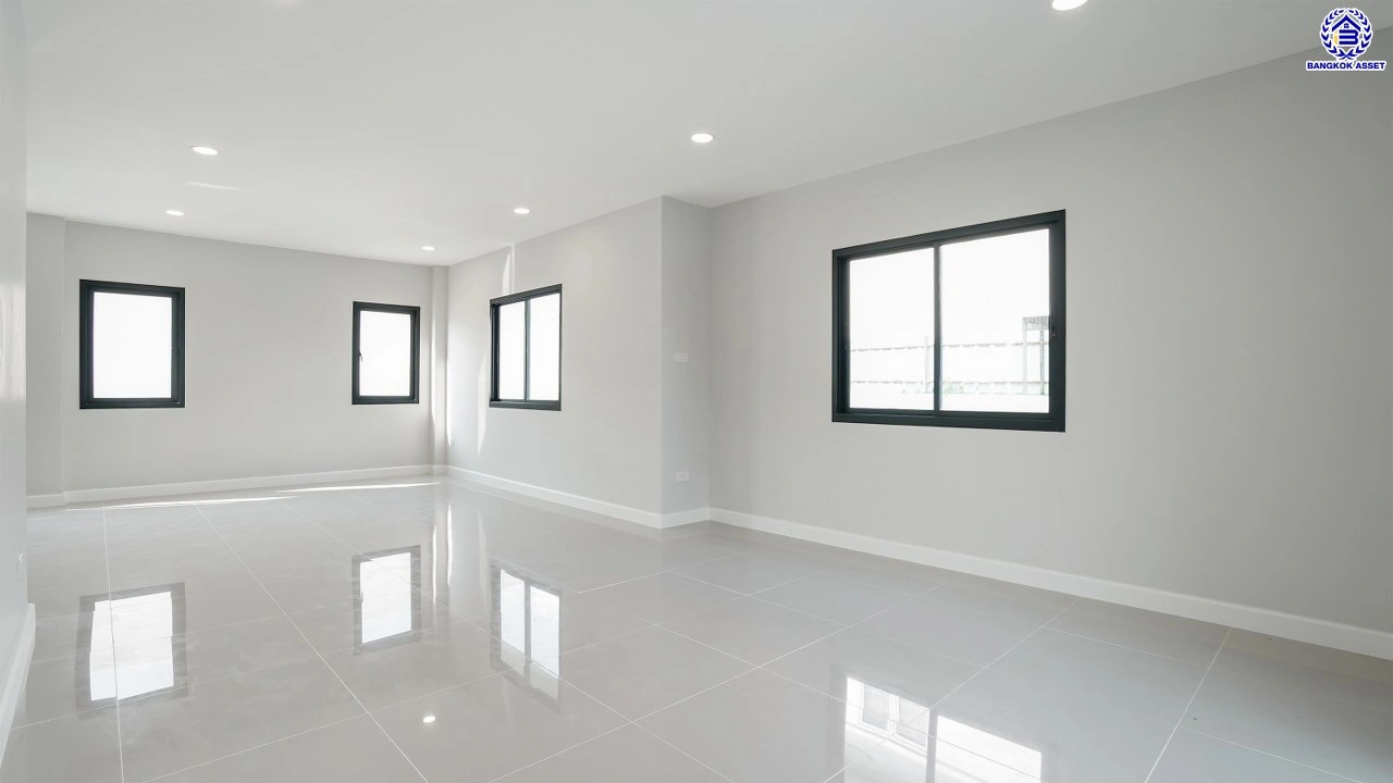 บ้านรีโนเวทใหม่ โครงการ บุณฑริก วัชรพล-สุขาภิบาล5 เนื้อที่ 71.4 ตร.ว. พื้นที่ใช้สอย 252.55 ตร.ม. ฟังก์ชัน 4 ห้องนอน 3 ห้องน้ำ จอดรถได้ 2 คัน บนทำเลเชื่อมต่อหลายเส้นทาง ถ.รามอินทรา ถ.สายไหม และ ถ.พหลโยธิน ใกล้สนามบินดอนเมือง ทางด่วน "รามอินทรา" และรถไฟฟ้าสายสีเขียว "สถานีคูคต"