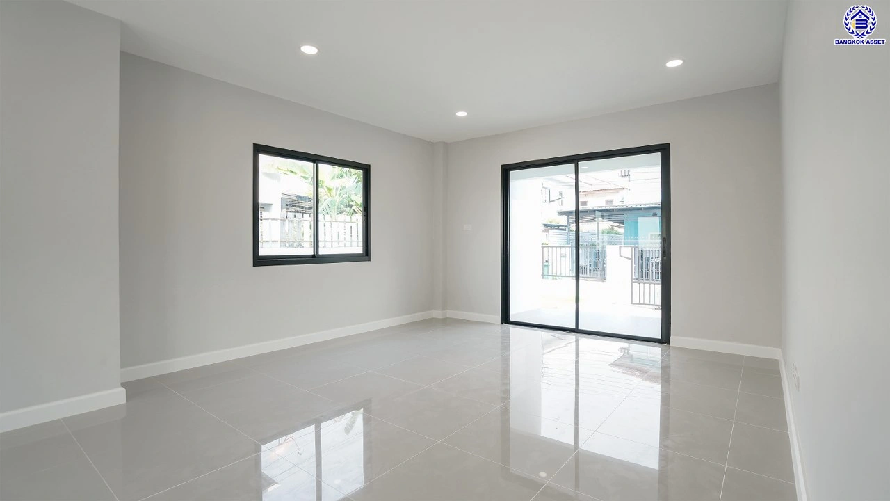 บ้านรีโนเวทใหม่ โครงการ บุณฑริก วัชรพล-สุขาภิบาล5 เนื้อที่ 71.4 ตร.ว. พื้นที่ใช้สอย 252.55 ตร.ม. ฟังก์ชัน 4 ห้องนอน 3 ห้องน้ำ จอดรถได้ 2 คัน บนทำเลเชื่อมต่อหลายเส้นทาง ถ.รามอินทรา ถ.สายไหม และ ถ.พหลโยธิน ใกล้สนามบินดอนเมือง ทางด่วน "รามอินทรา" และรถไฟฟ้าสายสีเขียว "สถานีคูคต"