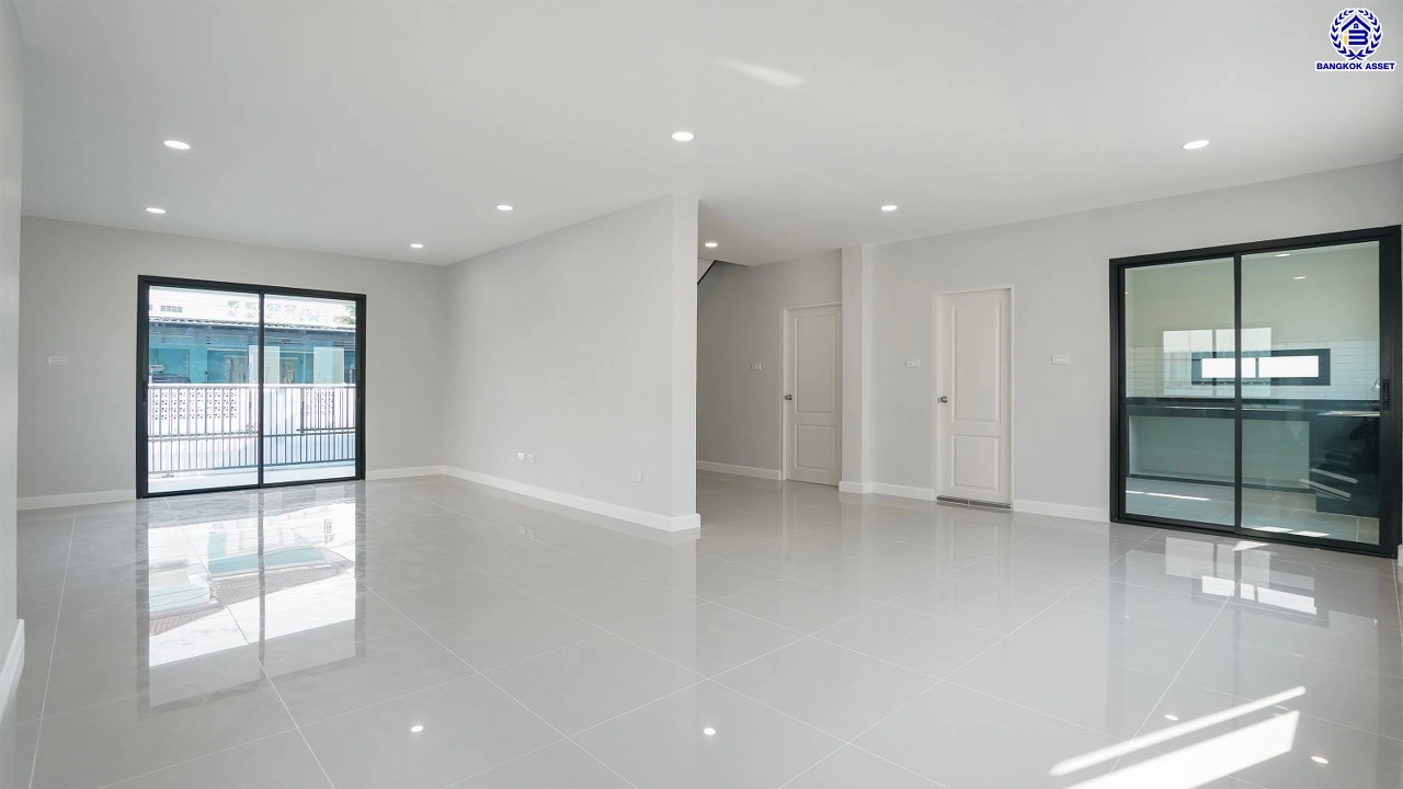 บ้านรีโนเวทใหม่ โครงการ บุณฑริก วัชรพล-สุขาภิบาล5 เนื้อที่ 71.4 ตร.ว. พื้นที่ใช้สอย 252.55 ตร.ม. ฟังก์ชัน 4 ห้องนอน 3 ห้องน้ำ จอดรถได้ 2 คัน บนทำเลเชื่อมต่อหลายเส้นทาง ถ.รามอินทรา ถ.สายไหม และ ถ.พหลโยธิน ใกล้สนามบินดอนเมือง ทางด่วน "รามอินทรา" และรถไฟฟ้าสายสีเขียว "สถานีคูคต"