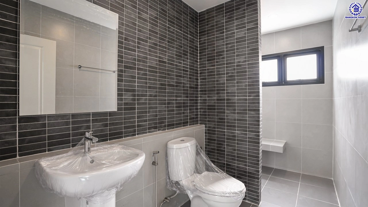 บ้านรีโนเวทใหม่ โครงการ บุณฑริก วัชรพล-สุขาภิบาล5 เนื้อที่ 71.4 ตร.ว. พื้นที่ใช้สอย 252.55 ตร.ม. ฟังก์ชัน 4 ห้องนอน 3 ห้องน้ำ จอดรถได้ 2 คัน บนทำเลเชื่อมต่อหลายเส้นทาง ถ.รามอินทรา ถ.สายไหม และ ถ.พหลโยธิน ใกล้สนามบินดอนเมือง ทางด่วน "รามอินทรา" และรถไฟฟ้าสายสีเขียว "สถานีคูคต"