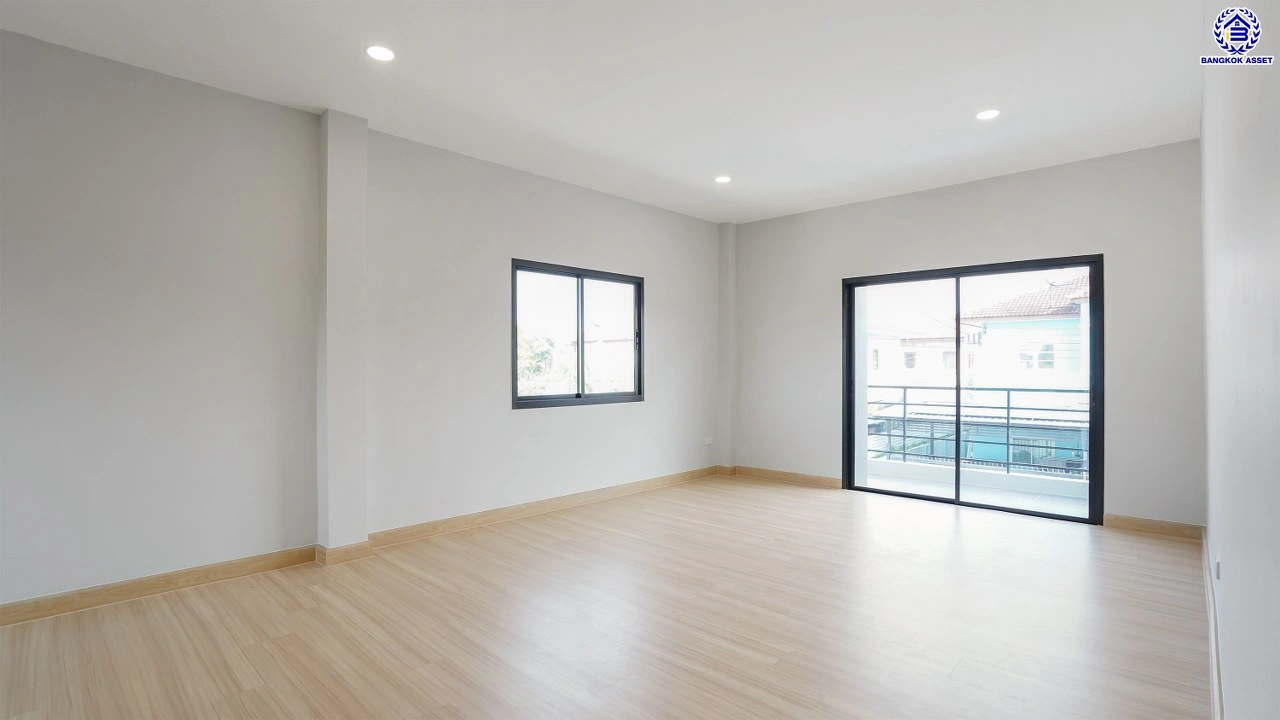 บ้านรีโนเวทใหม่ โครงการ บุณฑริก วัชรพล-สุขาภิบาล5 เนื้อที่ 71.4 ตร.ว. พื้นที่ใช้สอย 252.55 ตร.ม. ฟังก์ชัน 4 ห้องนอน 3 ห้องน้ำ จอดรถได้ 2 คัน บนทำเลเชื่อมต่อหลายเส้นทาง ถ.รามอินทรา ถ.สายไหม และ ถ.พหลโยธิน ใกล้สนามบินดอนเมือง ทางด่วน "รามอินทรา" และรถไฟฟ้าสายสีเขียว "สถานีคูคต"