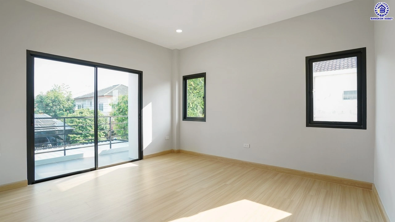 บ้านรีโนเวทใหม่ โครงการ บุณฑริก วัชรพล-สุขาภิบาล5 เนื้อที่ 71.4 ตร.ว. พื้นที่ใช้สอย 252.55 ตร.ม. ฟังก์ชัน 4 ห้องนอน 3 ห้องน้ำ จอดรถได้ 2 คัน บนทำเลเชื่อมต่อหลายเส้นทาง ถ.รามอินทรา ถ.สายไหม และ ถ.พหลโยธิน ใกล้สนามบินดอนเมือง ทางด่วน "รามอินทรา" และรถไฟฟ้าสายสีเขียว "สถานีคูคต"