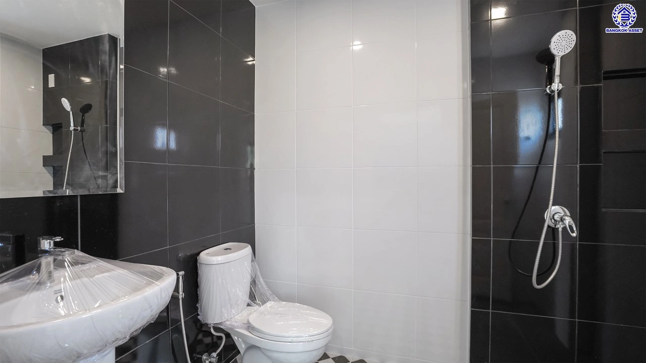 บ้านรีโนเวทใหม่ โครงการ บุณฑริก วัชรพล-สุขาภิบาล5 เนื้อที่ 71.4 ตร.ว. พื้นที่ใช้สอย 252.55 ตร.ม. ฟังก์ชัน 4 ห้องนอน 3 ห้องน้ำ จอดรถได้ 2 คัน บนทำเลเชื่อมต่อหลายเส้นทาง ถ.รามอินทรา ถ.สายไหม และ ถ.พหลโยธิน ใกล้สนามบินดอนเมือง ทางด่วน "รามอินทรา" และรถไฟฟ้าสายสีเขียว "สถานีคูคต"