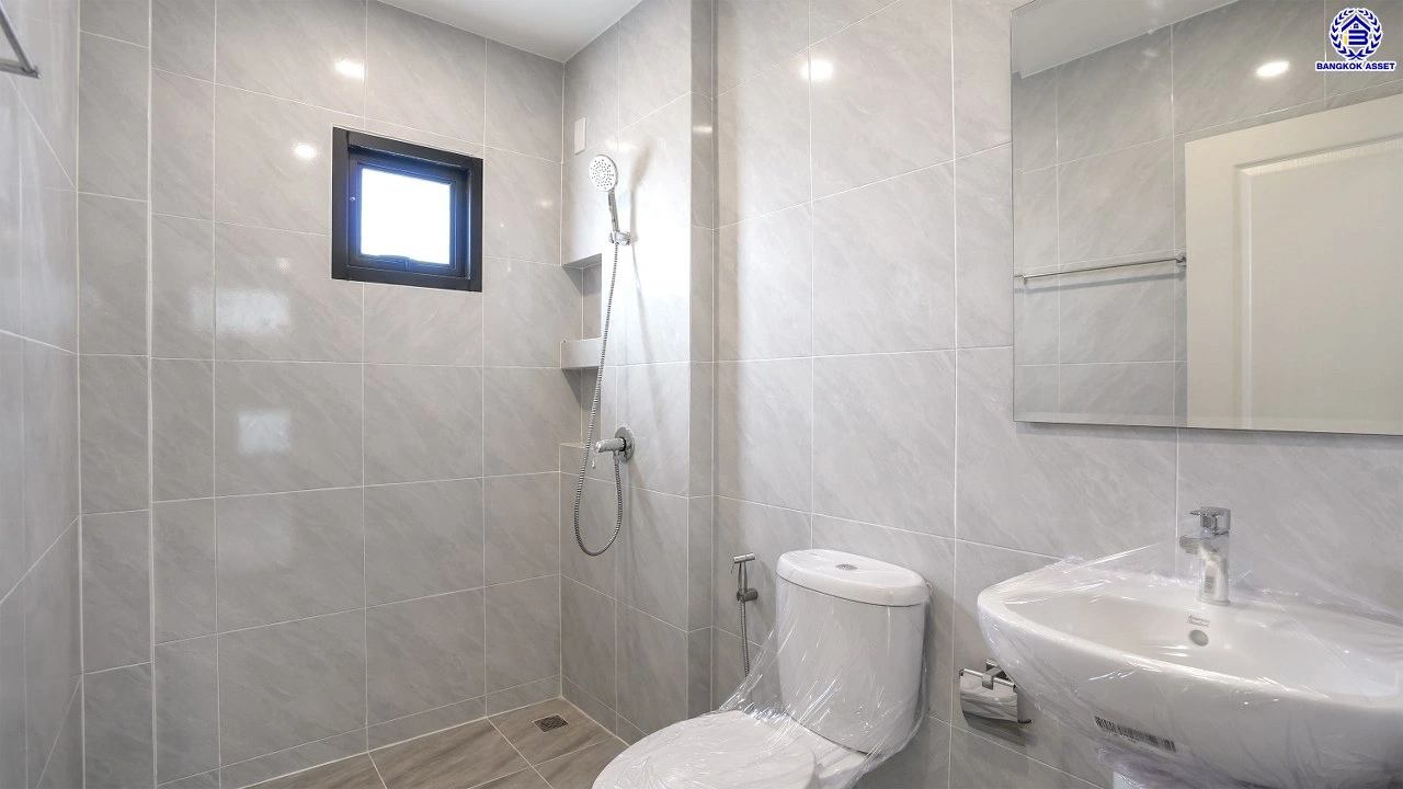 บ้านรีโนเวทใหม่ โครงการ บุณฑริก วัชรพล-สุขาภิบาล5 เนื้อที่ 71.4 ตร.ว. พื้นที่ใช้สอย 252.55 ตร.ม. ฟังก์ชัน 4 ห้องนอน 3 ห้องน้ำ จอดรถได้ 2 คัน บนทำเลเชื่อมต่อหลายเส้นทาง ถ.รามอินทรา ถ.สายไหม และ ถ.พหลโยธิน ใกล้สนามบินดอนเมือง ทางด่วน "รามอินทรา" และรถไฟฟ้าสายสีเขียว "สถานีคูคต"