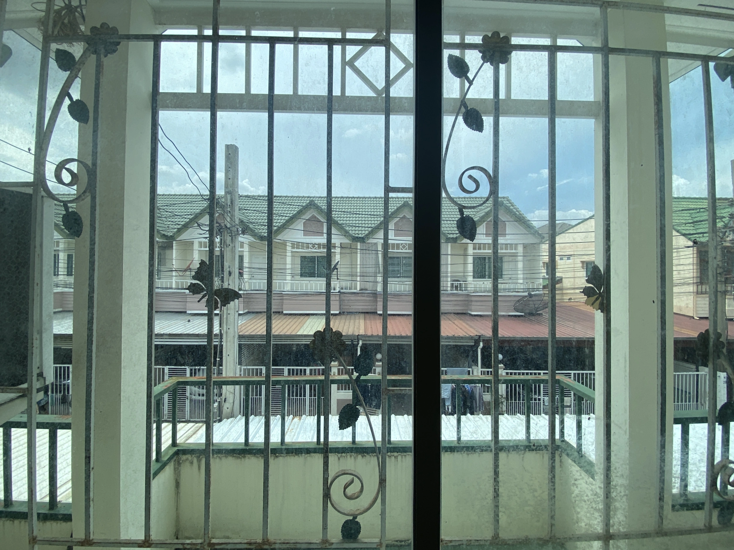 ขายทาวน์เฮ้าส์ ลาดพร้าว 101 ใกล้รถไฟฟ้าสายสีเหลือง สถานีลาดพร้าว 101 เนื้อที่ 19 ตร.ว. 2 ชั้น 3 ห้องนอน 2 ห้องน้ำ ต่อเติมหน้าบ้าน-หลังบ้าน ทำเลตลาดร้านค้าคึกคัก เดอะมอลล์บางกะปิ ทางลัดเลียบด่วนเอกมัย-รามอินทรา