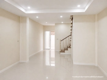 ขายทาวน์เฮ้าส์ ลาดพร้าว 101 ใกล้รถไฟฟ้าสายสีเหลือง สถานีลาดพร้าว 101 เนื้อที่ 19 ตร.ว. 2 ชั้น 3 ห้องนอน 2 ห้องน้ำ ต่อเติมหน้าบ้าน-หลังบ้าน ทำเลตลาดร้านค้าคึกคัก เดอะมอลล์บางกะปิ ทางลัดเลียบด่วนเอกมัย-รามอินทรา